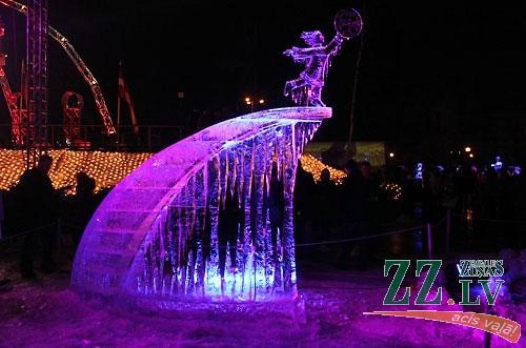 XV starptautiskajā Jelgavas ledus skulptūru festivālā uzvar Krievijas pārstāvju Andreja Molokova un Sergeja Celebrovska «Meitene uz Mēness», individuālo skulptūru kategorijā – lietuvieša Donāta Mockus «Melns un balts». Lietuviešu ledus...