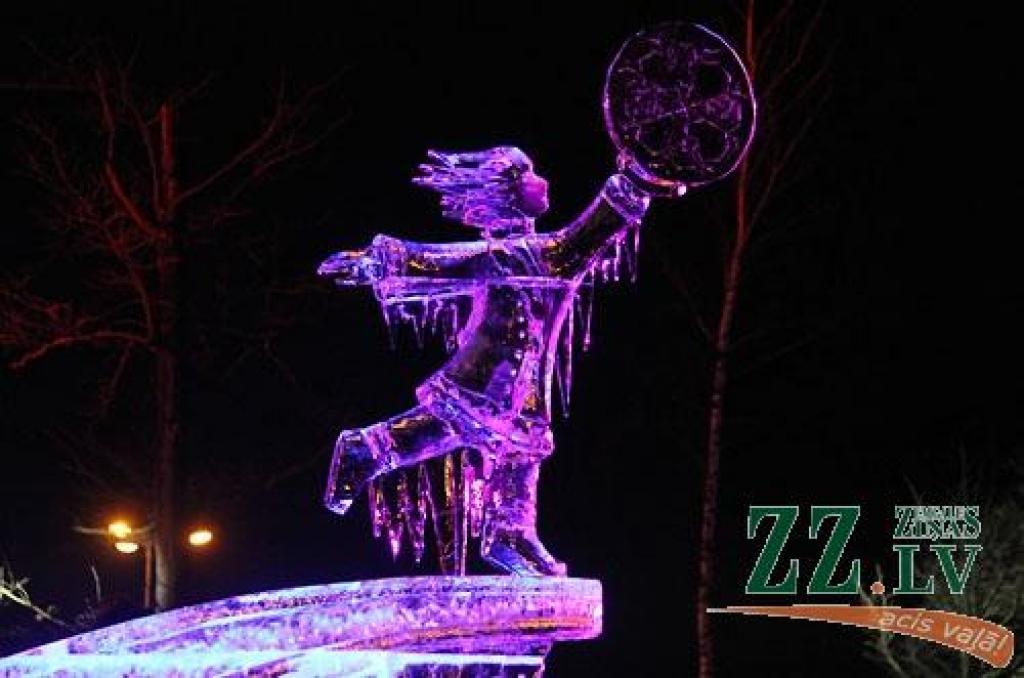 XV starptautiskajā Jelgavas ledus skulptūru festivālā uzvar Krievijas pārstāvju Andreja Molokova un Sergeja Celebrovska «Meitene uz Mēness», individuālo skulptūru kategorijā – lietuvieša Donāta Mockus «Melns un balts». Lietuviešu ledus...