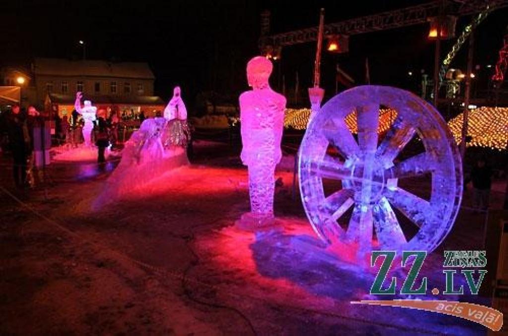 XV starptautiskajā Jelgavas ledus skulptūru festivālā uzvar Krievijas pārstāvju Andreja Molokova un Sergeja Celebrovska «Meitene uz Mēness», individuālo skulptūru kategorijā – lietuvieša Donāta Mockus «Melns un balts». Lietuviešu ledus...