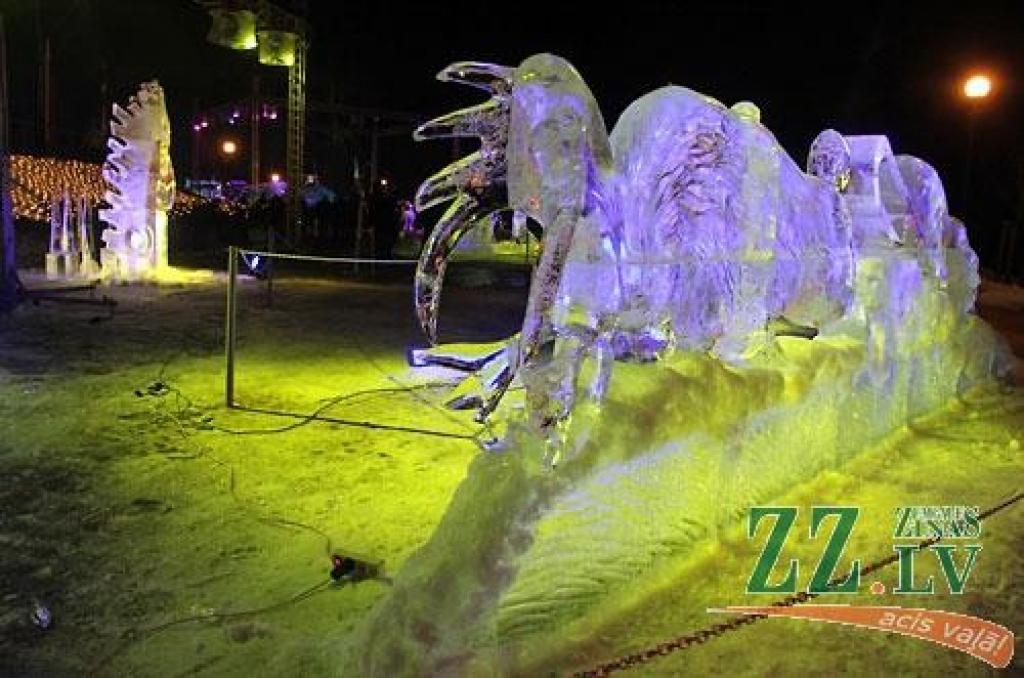 XV starptautiskajā Jelgavas ledus skulptūru festivālā uzvar Krievijas pārstāvju Andreja Molokova un Sergeja Celebrovska «Meitene uz Mēness», individuālo skulptūru kategorijā – lietuvieša Donāta Mockus «Melns un balts». Lietuviešu ledus...