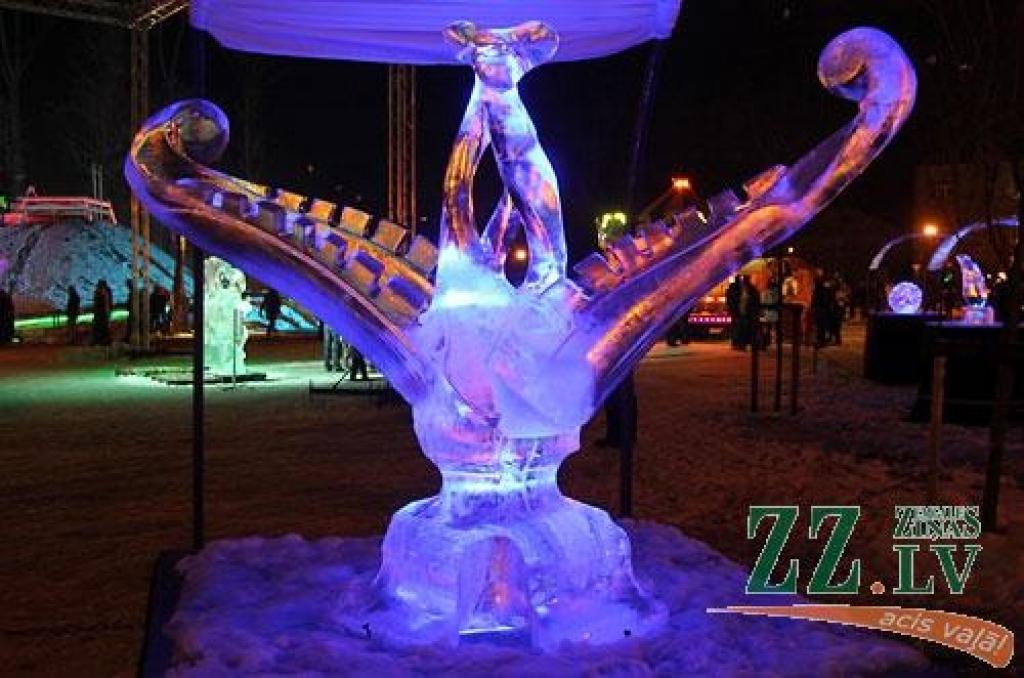 XV starptautiskajā Jelgavas ledus skulptūru festivālā uzvar Krievijas pārstāvju Andreja Molokova un Sergeja Celebrovska «Meitene uz Mēness», individuālo skulptūru kategorijā – lietuvieša Donāta Mockus «Melns un balts». Lietuviešu ledus...