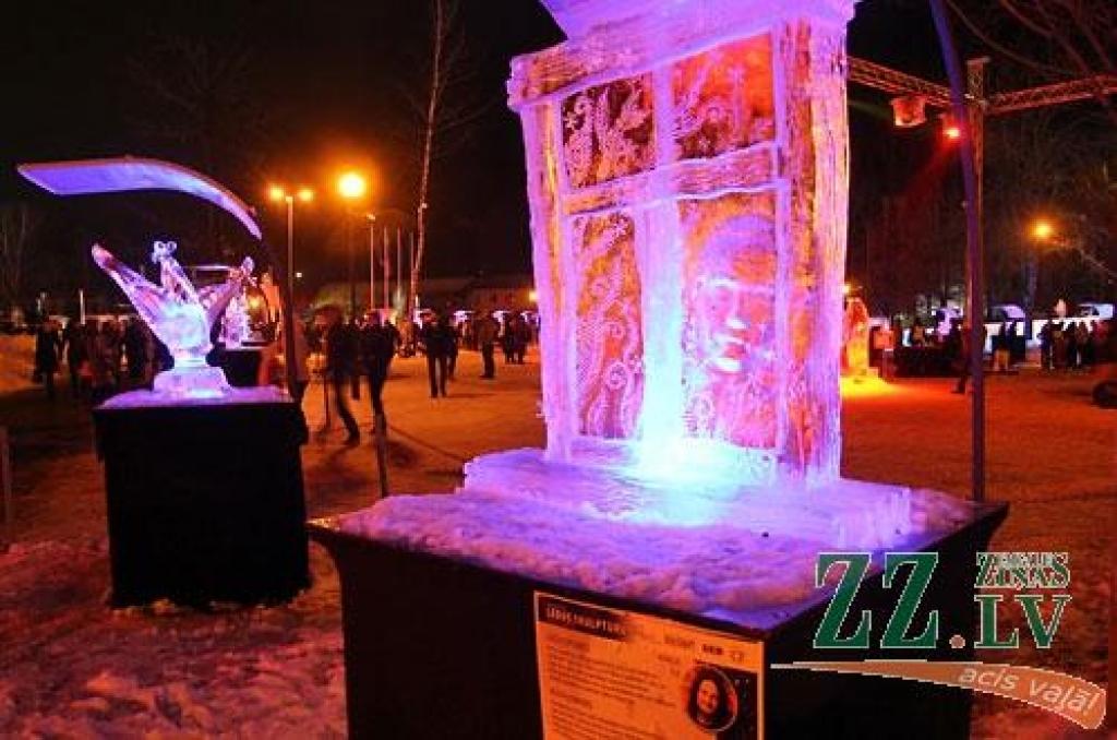 XV starptautiskajā Jelgavas ledus skulptūru festivālā uzvar Krievijas pārstāvju Andreja Molokova un Sergeja Celebrovska «Meitene uz Mēness», individuālo skulptūru kategorijā – lietuvieša Donāta Mockus «Melns un balts». Lietuviešu ledus...