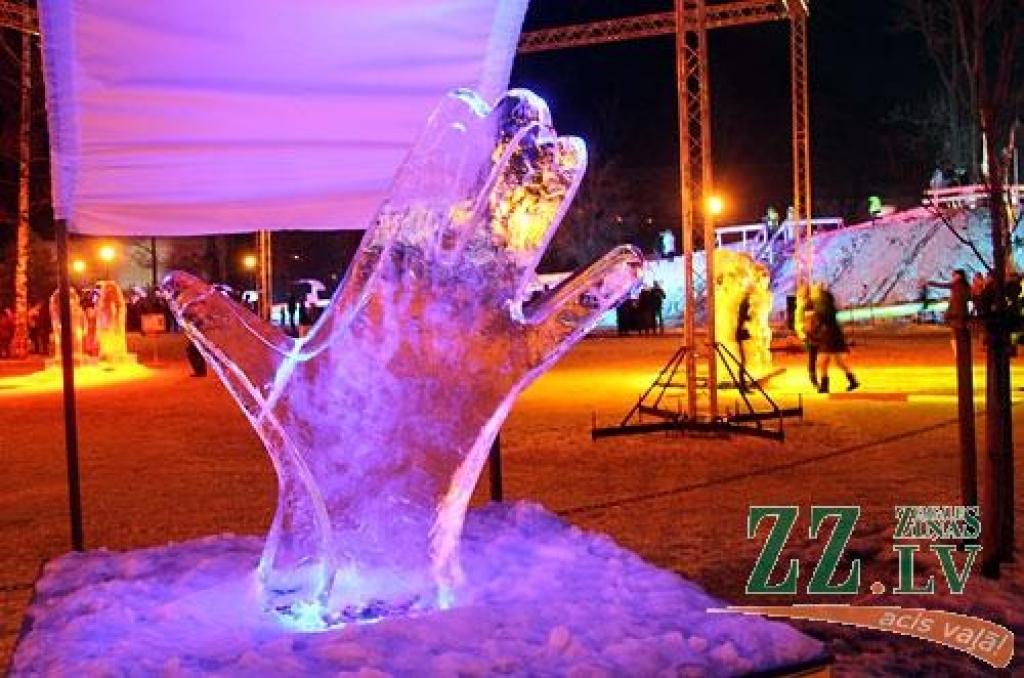 XV starptautiskajā Jelgavas ledus skulptūru festivālā uzvar Krievijas pārstāvju Andreja Molokova un Sergeja Celebrovska «Meitene uz Mēness», individuālo skulptūru kategorijā – lietuvieša Donāta Mockus «Melns un balts». Lietuviešu ledus...