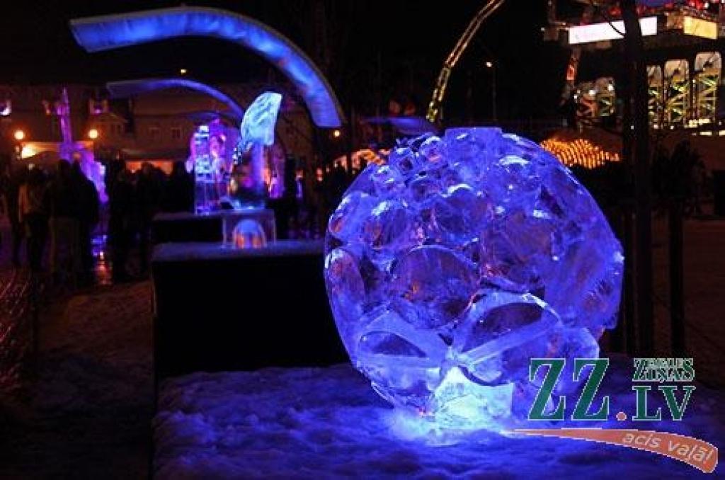 XV starptautiskajā Jelgavas ledus skulptūru festivālā uzvar Krievijas pārstāvju Andreja Molokova un Sergeja Celebrovska «Meitene uz Mēness», individuālo skulptūru kategorijā – lietuvieša Donāta Mockus «Melns un balts». Lietuviešu ledus...