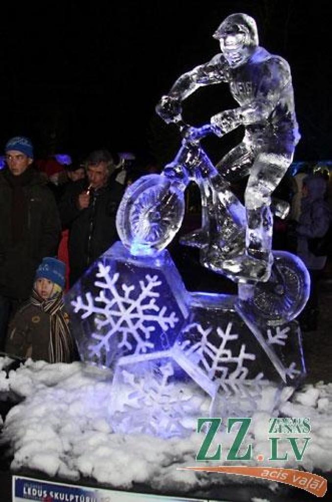 XV starptautiskajā Jelgavas ledus skulptūru festivālā uzvar Krievijas pārstāvju Andreja Molokova un Sergeja Celebrovska «Meitene uz Mēness», individuālo skulptūru kategorijā – lietuvieša Donāta Mockus «Melns un balts». Lietuviešu ledus...