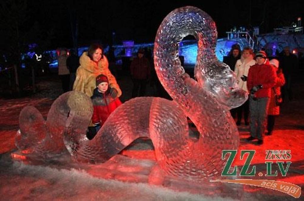 XV starptautiskajā Jelgavas ledus skulptūru festivālā uzvar Krievijas pārstāvju Andreja Molokova un Sergeja Celebrovska «Meitene uz Mēness», individuālo skulptūru kategorijā – lietuvieša Donāta Mockus «Melns un balts». Lietuviešu ledus...