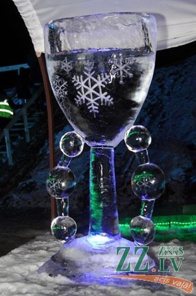 XV starptautiskajā Jelgavas ledus skulptūru festivālā uzvar Krievijas pārstāvju Andreja Molokova un Sergeja Celebrovska «Meitene uz Mēness», individuālo skulptūru kategorijā – lietuvieša Donāta Mockus «Melns un balts». Lietuviešu ledus...