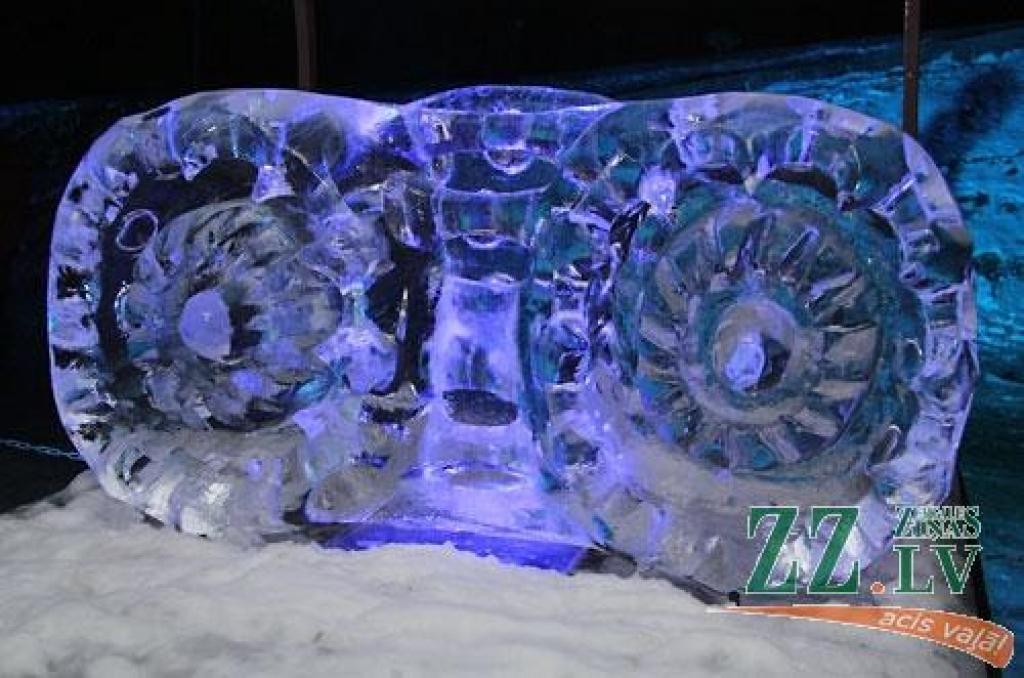 XV starptautiskajā Jelgavas ledus skulptūru festivālā uzvar Krievijas pārstāvju Andreja Molokova un Sergeja Celebrovska «Meitene uz Mēness», individuālo skulptūru kategorijā – lietuvieša Donāta Mockus «Melns un balts». Lietuviešu ledus...