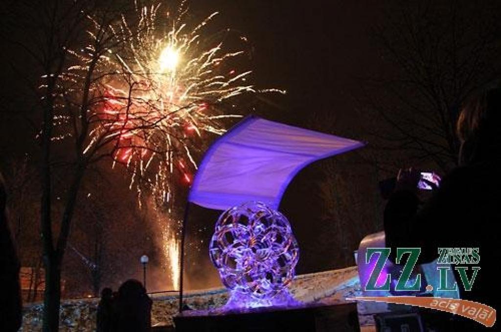 XV starptautiskajā Jelgavas ledus skulptūru festivālā uzvar Krievijas pārstāvju Andreja Molokova un Sergeja Celebrovska «Meitene uz Mēness», individuālo skulptūru kategorijā – lietuvieša Donāta Mockus «Melns un balts». Lietuviešu ledus...