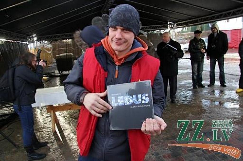 Par godu Jelgavas Ledus skulptūru festivāla jubilejai Jelgavas Mākslinieku biedrības vadītājs Māris Brancis izveidojis grāmatu «Starptautiskie ledus skulptūru festivāli Jelgavā (1998. – 2012.gads)». Tajā apkopota informācija par katru...
Autors: Agris Samcovs