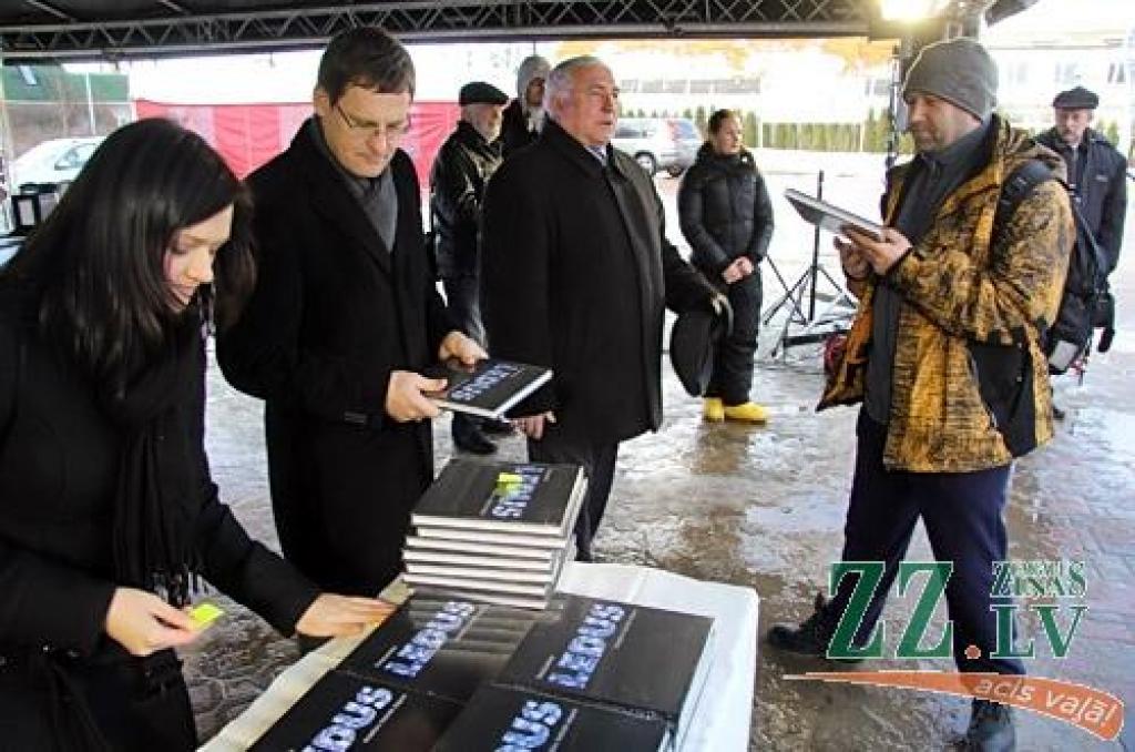 Par godu Jelgavas Ledus skulptūru festivāla jubilejai Jelgavas Mākslinieku biedrības vadītājs Māris Brancis izveidojis grāmatu «Starptautiskie ledus skulptūru festivāli Jelgavā (1998. – 2012.gads)». Tajā apkopota informācija par katru...
Autors: Agris Samcovs