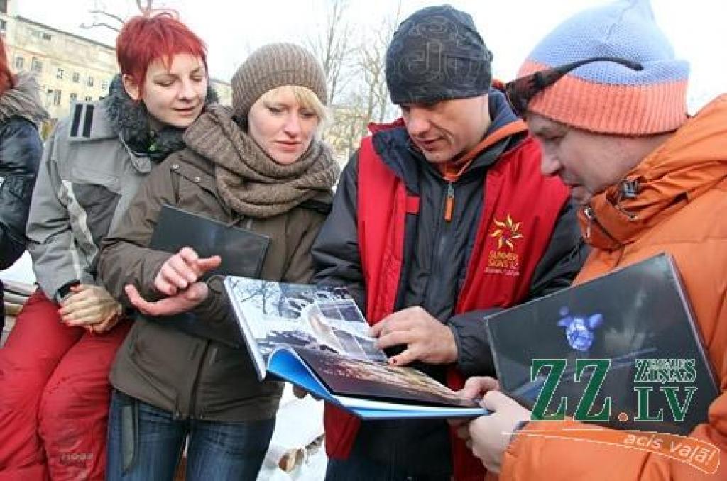 Par godu Jelgavas Ledus skulptūru festivāla jubilejai Jelgavas Mākslinieku biedrības vadītājs Māris Brancis izveidojis grāmatu «Starptautiskie ledus skulptūru festivāli Jelgavā (1998. – 2012.gads)». Tajā apkopota informācija par katru...
Autors: Agris Samcovs