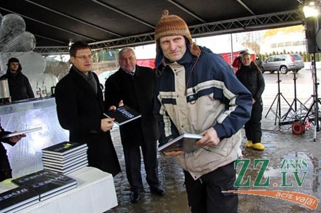 Par godu Jelgavas Ledus skulptūru festivāla jubilejai Jelgavas Mākslinieku biedrības vadītājs Māris Brancis izveidojis grāmatu «Starptautiskie ledus skulptūru festivāli Jelgavā (1998. – 2012.gads)». Tajā apkopota informācija par katru...
Autors: Agris Samcovs