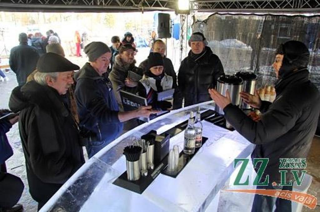 Par godu Jelgavas Ledus skulptūru festivāla jubilejai Jelgavas Mākslinieku biedrības vadītājs Māris Brancis izveidojis grāmatu «Starptautiskie ledus skulptūru festivāli Jelgavā (1998. – 2012.gads)». Tajā apkopota informācija par katru...
Autors: Agris Samcovs