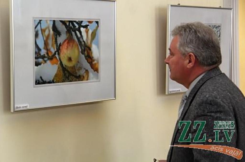 Jelgavas pils aulas foajē no 6.februāra apskatāma fotogrāfa Raivo Freimaņa personālizstāde «Četri gadalaiki fotostāstos», kurā caur objektīva aci apskatāms mākslinieka redzējums par Latvijas gadalaikiem.
R.Freimanis ar fotografēšanu...
Autors: Agris Samcovs
