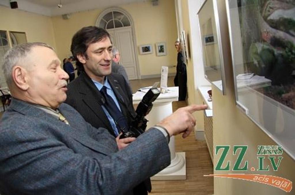 Jelgavas pils aulas foajē no 6.februāra apskatāma fotogrāfa Raivo Freimaņa personālizstāde «Četri gadalaiki fotostāstos», kurā caur objektīva aci apskatāms mākslinieka redzējums par Latvijas gadalaikiem.
R.Freimanis ar fotografēšanu...
Autors: Agris Samcovs