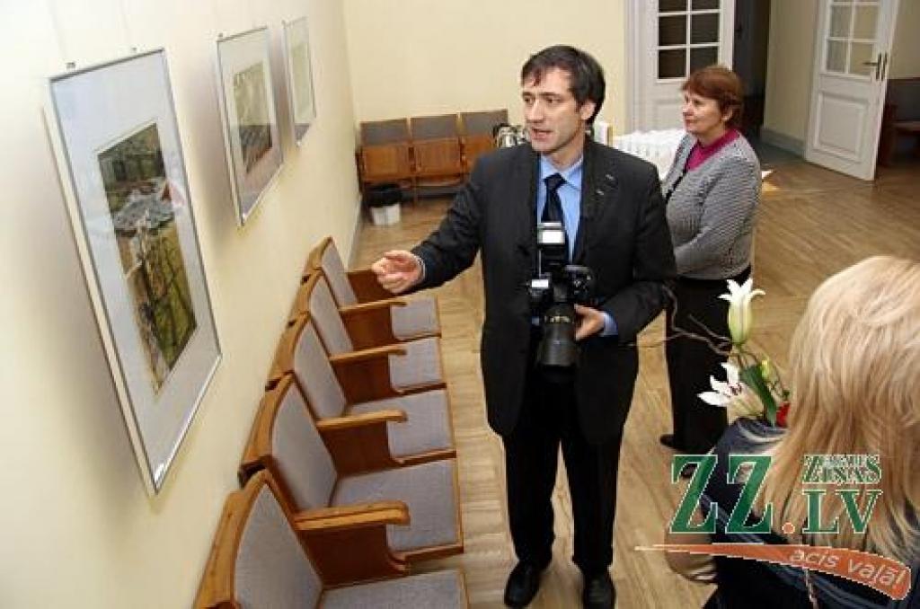 Jelgavas pils aulas foajē no 6.februāra apskatāma fotogrāfa Raivo Freimaņa personālizstāde «Četri gadalaiki fotostāstos», kurā caur objektīva aci apskatāms mākslinieka redzējums par Latvijas gadalaikiem.
R.Freimanis ar fotografēšanu...
Autors: Agris Samcovs