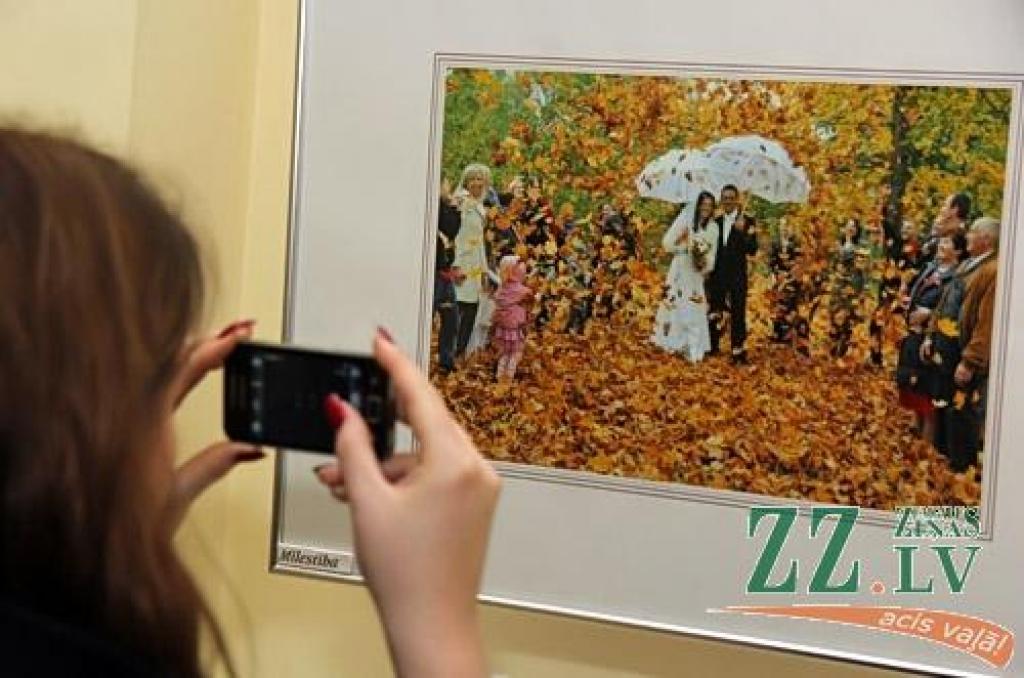 Jelgavas pils aulas foajē no 6.februāra apskatāma fotogrāfa Raivo Freimaņa personālizstāde «Četri gadalaiki fotostāstos», kurā caur objektīva aci apskatāms mākslinieka redzējums par Latvijas gadalaikiem.
R.Freimanis ar fotografēšanu...
Autors: Agris Samcovs