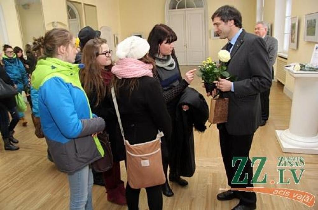 Jelgavas pils aulas foajē no 6.februāra apskatāma fotogrāfa Raivo Freimaņa personālizstāde «Četri gadalaiki fotostāstos», kurā caur objektīva aci apskatāms mākslinieka redzējums par Latvijas gadalaikiem.
R.Freimanis ar fotografēšanu...
Autors: Agris Samcovs