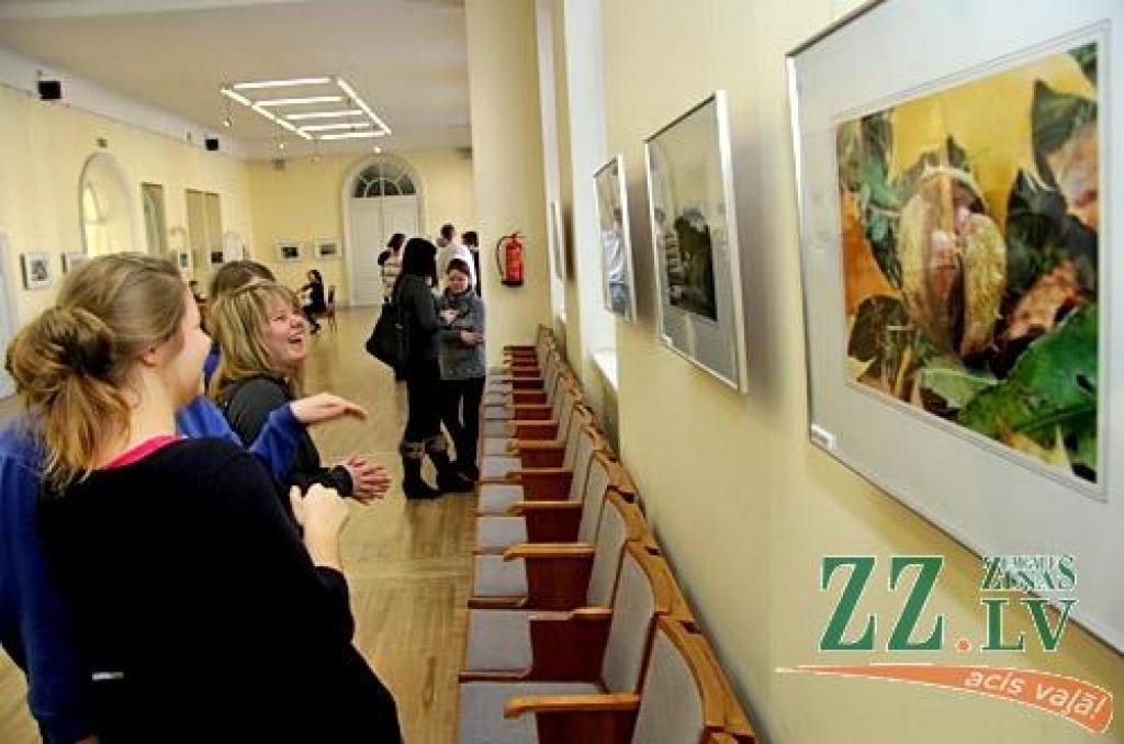 Jelgavas pils aulas foajē no 6.februāra apskatāma fotogrāfa Raivo Freimaņa personālizstāde «Četri gadalaiki fotostāstos», kurā caur objektīva aci apskatāms mākslinieka redzējums par Latvijas gadalaikiem.
R.Freimanis ar fotografēšanu...
Autors: Agris Samcovs