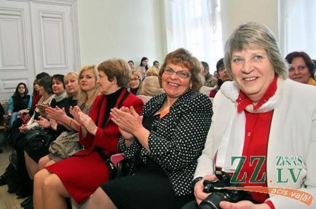 «Kā tajā dziesmā – krāsaini tērpi, puķes un lūpas. Taču šoreiz konteksts ir franču kultūra.» Ar šiem Latvijas Lauksaimniecības universitātes Sociālo zinātņu fakultātes dekāna Voldemāra Barisa vārdiem vakar Jelgavas pilī tika atklāts...