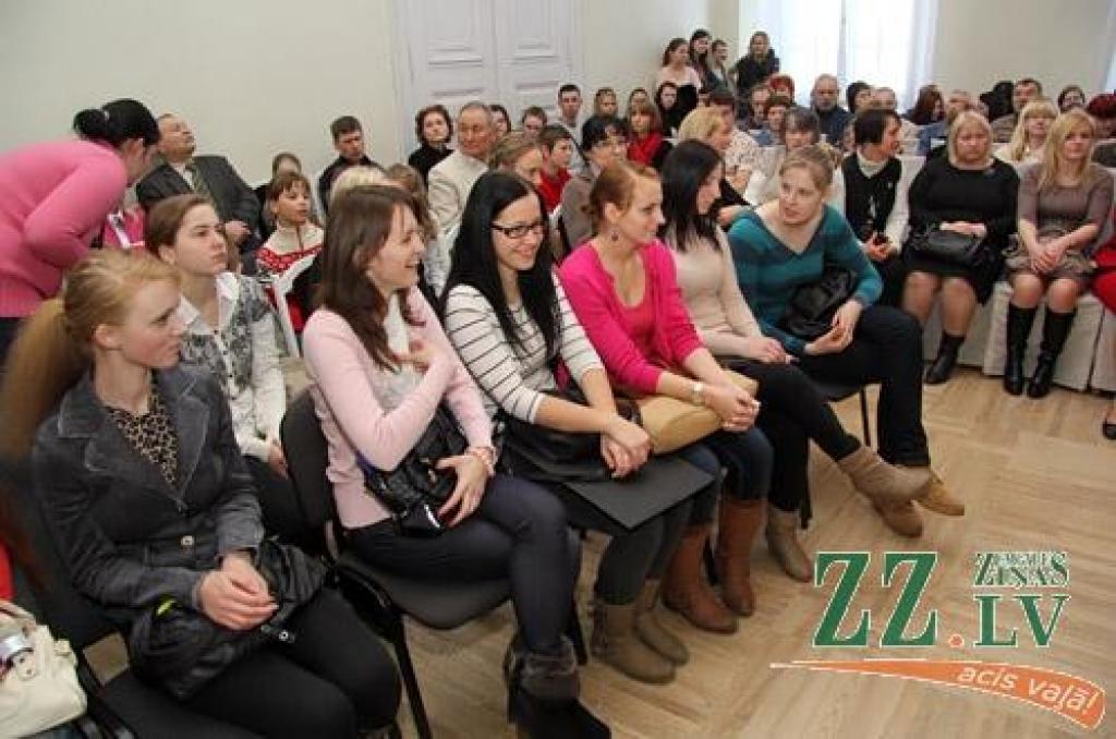 «Kā tajā dziesmā – krāsaini tērpi, puķes un lūpas. Taču šoreiz konteksts ir franču kultūra.» Ar šiem Latvijas Lauksaimniecības universitātes Sociālo zinātņu fakultātes dekāna Voldemāra Barisa vārdiem vakar Jelgavas pilī tika atklāts...