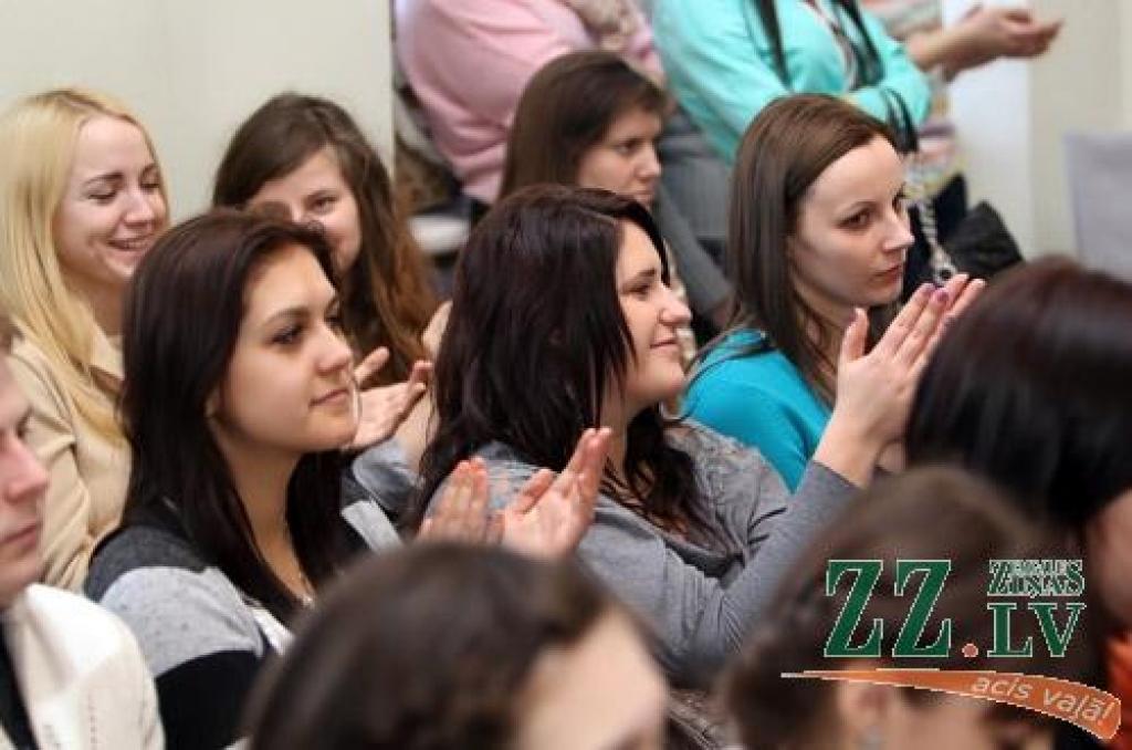 «Kā tajā dziesmā – krāsaini tērpi, puķes un lūpas. Taču šoreiz konteksts ir franču kultūra.» Ar šiem Latvijas Lauksaimniecības universitātes Sociālo zinātņu fakultātes dekāna Voldemāra Barisa vārdiem vakar Jelgavas pilī tika atklāts...