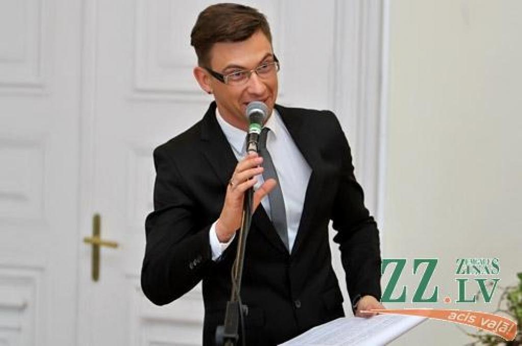«Kā tajā dziesmā – krāsaini tērpi, puķes un lūpas. Taču šoreiz konteksts ir franču kultūra.» Ar šiem Latvijas Lauksaimniecības universitātes Sociālo zinātņu fakultātes dekāna Voldemāra Barisa vārdiem vakar Jelgavas pilī tika atklāts...