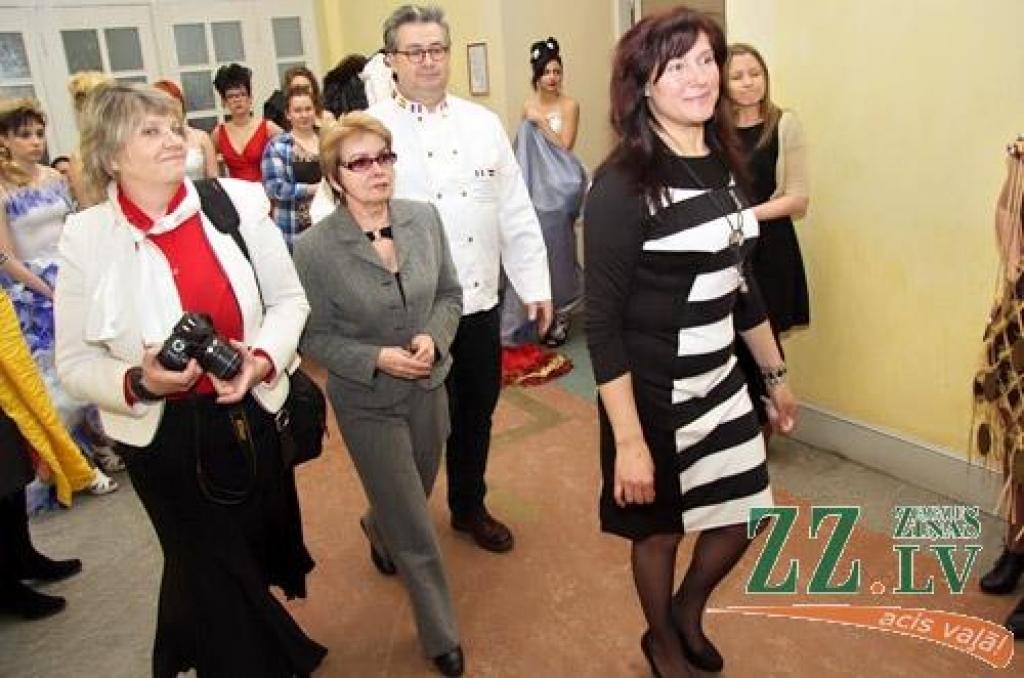 «Kā tajā dziesmā – krāsaini tērpi, puķes un lūpas. Taču šoreiz konteksts ir franču kultūra.» Ar šiem Latvijas Lauksaimniecības universitātes Sociālo zinātņu fakultātes dekāna Voldemāra Barisa vārdiem vakar Jelgavas pilī tika atklāts...