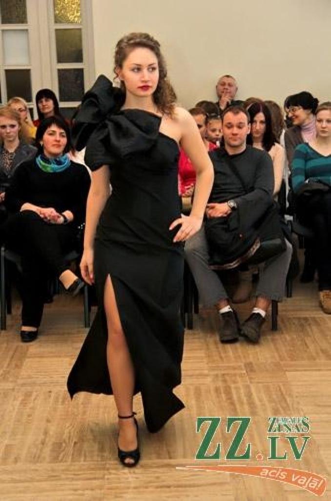 «Kā tajā dziesmā – krāsaini tērpi, puķes un lūpas. Taču šoreiz konteksts ir franču kultūra.» Ar šiem Latvijas Lauksaimniecības universitātes Sociālo zinātņu fakultātes dekāna Voldemāra Barisa vārdiem vakar Jelgavas pilī tika atklāts...