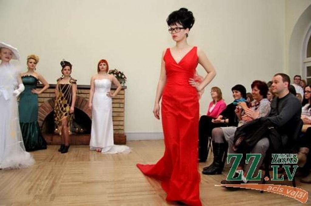 «Kā tajā dziesmā – krāsaini tērpi, puķes un lūpas. Taču šoreiz konteksts ir franču kultūra.» Ar šiem Latvijas Lauksaimniecības universitātes Sociālo zinātņu fakultātes dekāna Voldemāra Barisa vārdiem vakar Jelgavas pilī tika atklāts...