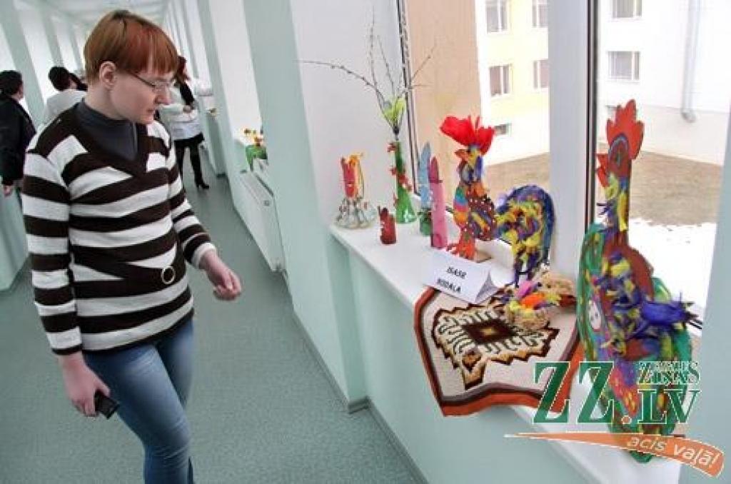 Slimnīcas «Ģintermuiža» pacienti, tuvojoties Lieldienām, sarūpējuši savu darinājumu izstādi, kas skatāma dziednīcas administrācijas ēkai piegulošajos gaiteņos. «Izstādes pie mums nav reta parādība, tās rīkojam apmēram reizi ceturksnī,»...
Autors: Agris Samcovs