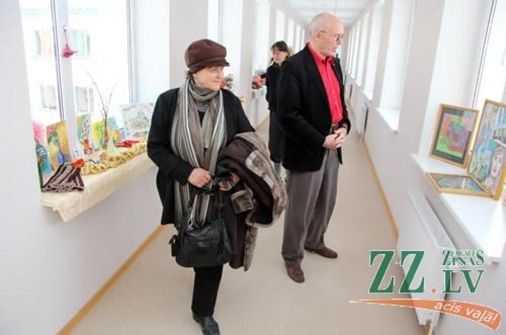 Slimnīcas «Ģintermuiža» pacienti, tuvojoties Lieldienām, sarūpējuši savu darinājumu izstādi, kas skatāma dziednīcas administrācijas ēkai piegulošajos gaiteņos. «Izstādes pie mums nav reta parādība, tās rīkojam apmēram reizi ceturksnī,»...
Autors: Agris Samcovs