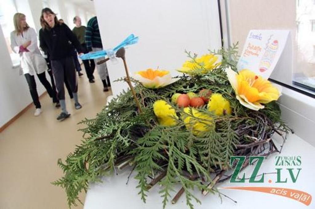 Slimnīcas «Ģintermuiža» pacienti, tuvojoties Lieldienām, sarūpējuši savu darinājumu izstādi, kas skatāma dziednīcas administrācijas ēkai piegulošajos gaiteņos. «Izstādes pie mums nav reta parādība, tās rīkojam apmēram reizi ceturksnī,»...
Autors: Agris Samcovs