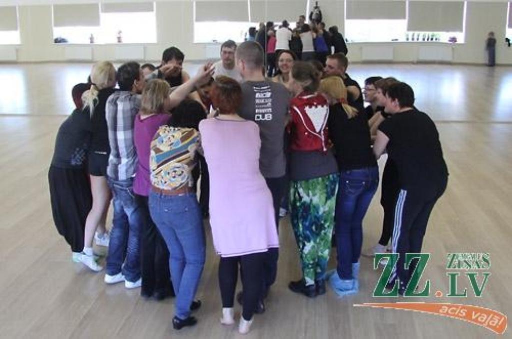 Deju studijas «Benefice» organizētajā «Vecāku dienā» dejotāju vecāki varēja gan apskatīt deju centru «Cukurfabrika» Pārlielupē, gan atpūsties klubā «Mojito», kur aktivitāšu netrūka ne vecākiem, ne citiem apmeklētājiem.