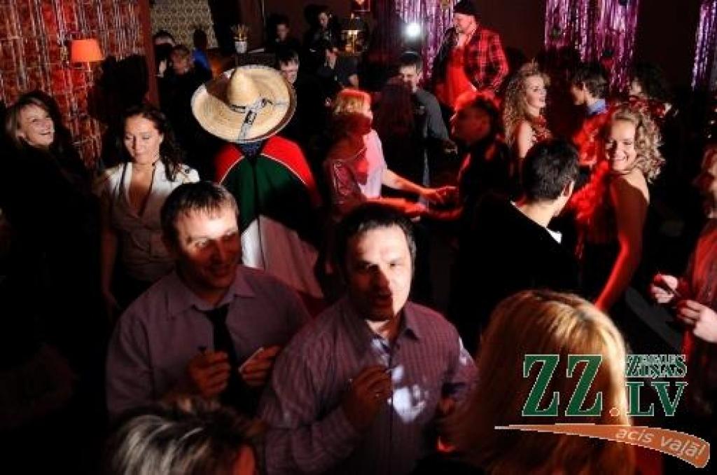 Deju studijas «Benefice» organizētajā «Vecāku dienā» dejotāju vecāki varēja gan apskatīt deju centru «Cukurfabrika» Pārlielupē, gan atpūsties klubā «Mojito», kur aktivitāšu netrūka ne vecākiem, ne citiem apmeklētājiem.