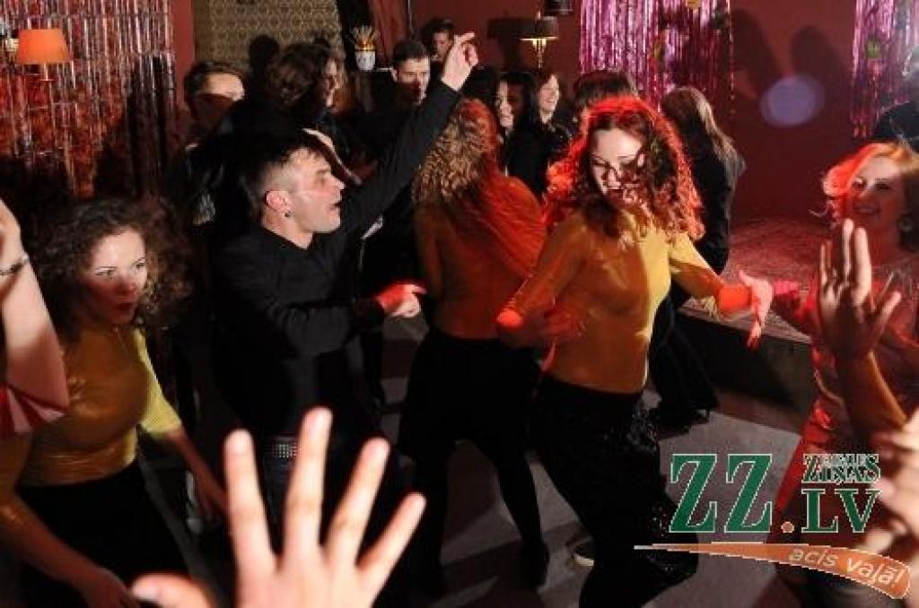 Deju studijas «Benefice» organizētajā «Vecāku dienā» dejotāju vecāki varēja gan apskatīt deju centru «Cukurfabrika» Pārlielupē, gan atpūsties klubā «Mojito», kur aktivitāšu netrūka ne vecākiem, ne citiem apmeklētājiem.