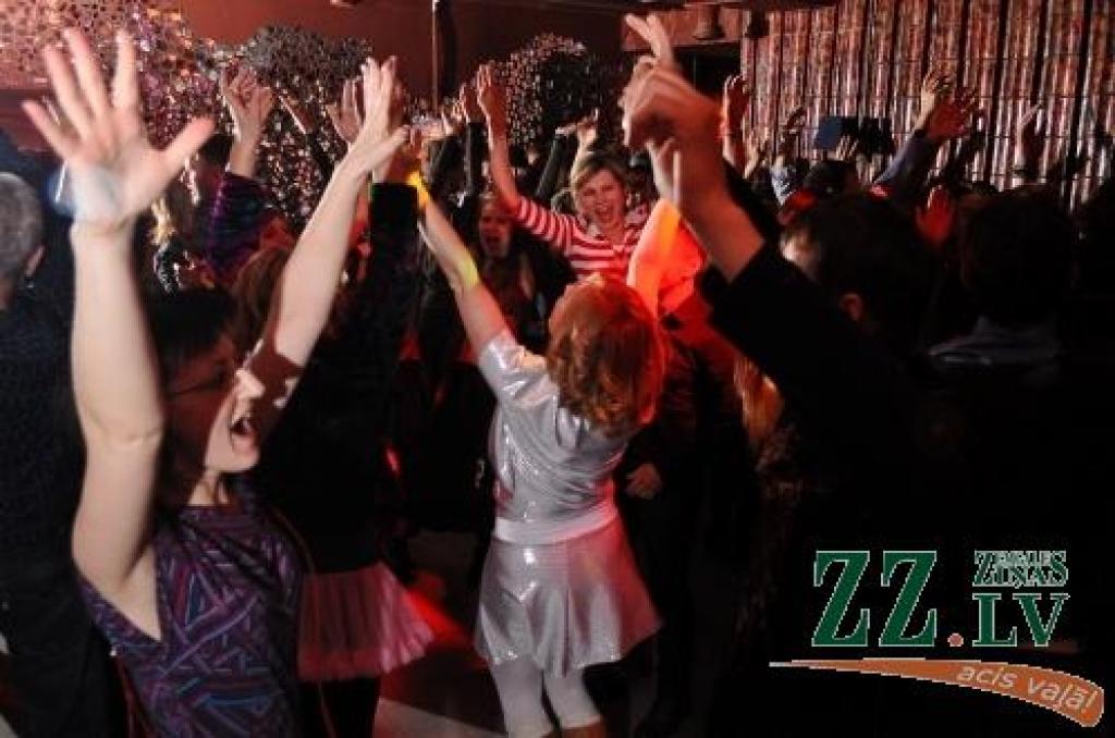 Deju studijas «Benefice» organizētajā «Vecāku dienā» dejotāju vecāki varēja gan apskatīt deju centru «Cukurfabrika» Pārlielupē, gan atpūsties klubā «Mojito», kur aktivitāšu netrūka ne vecākiem, ne citiem apmeklētājiem.