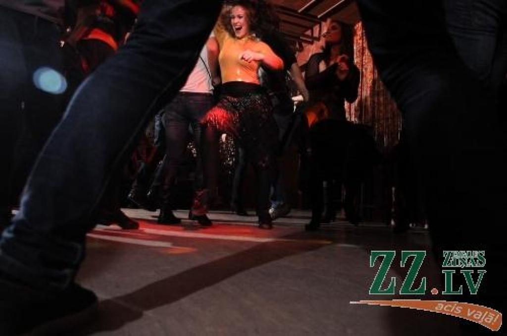 Deju studijas «Benefice» organizētajā «Vecāku dienā» dejotāju vecāki varēja gan apskatīt deju centru «Cukurfabrika» Pārlielupē, gan atpūsties klubā «Mojito», kur aktivitāšu netrūka ne vecākiem, ne citiem apmeklētājiem.