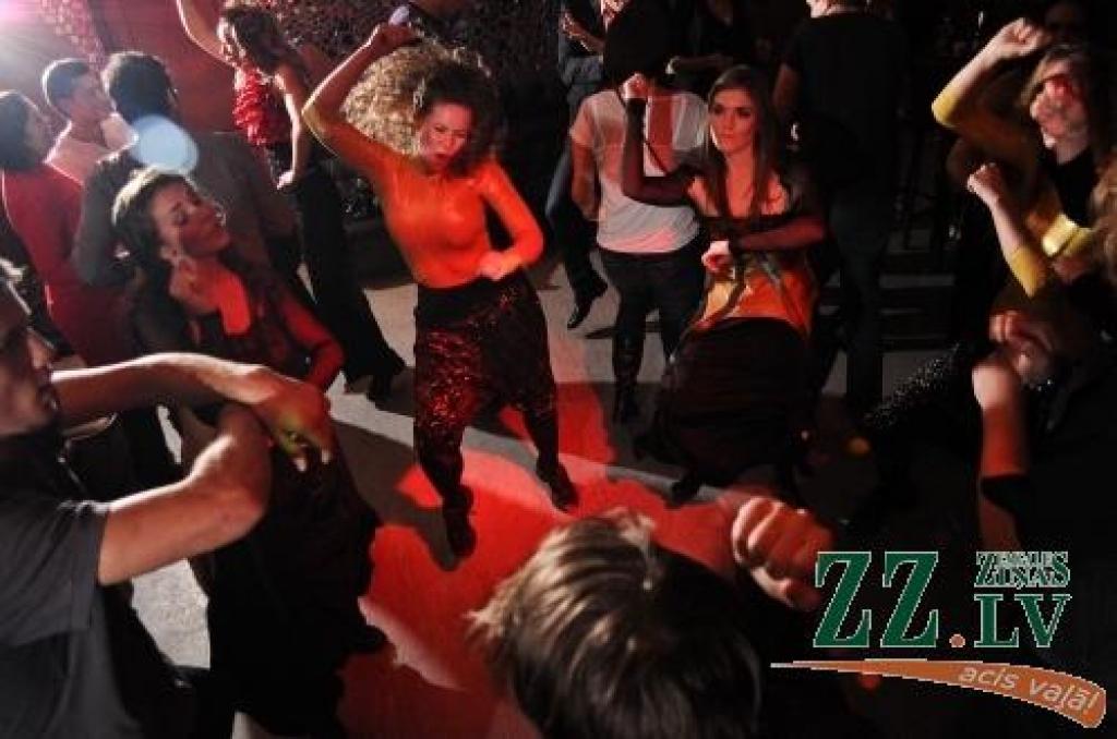 Deju studijas «Benefice» organizētajā «Vecāku dienā» dejotāju vecāki varēja gan apskatīt deju centru «Cukurfabrika» Pārlielupē, gan atpūsties klubā «Mojito», kur aktivitāšu netrūka ne vecākiem, ne citiem apmeklētājiem.