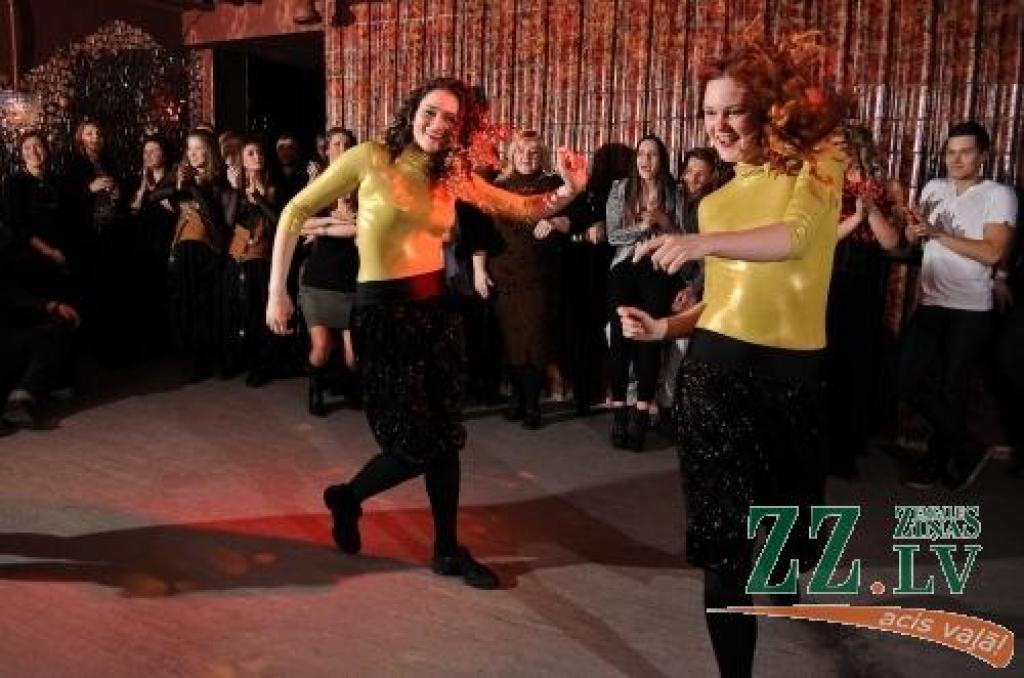 Deju studijas «Benefice» organizētajā «Vecāku dienā» dejotāju vecāki varēja gan apskatīt deju centru «Cukurfabrika» Pārlielupē, gan atpūsties klubā «Mojito», kur aktivitāšu netrūka ne vecākiem, ne citiem apmeklētājiem.