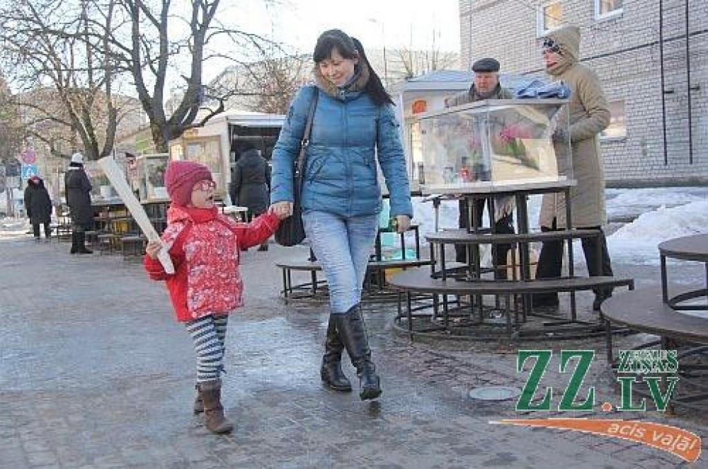 Absolūtais vairākums – 98 procenti – Latvijas ekonomiski aktīvo sieviešu vecumā no 18 līdz 55 gadiem priecātos 8.martā, Starptautiskajā sieviešu dienā, saņemt apsveikumus, ziedus vai kādas citas dāvanas. Jelgavnieki 8.martā parūpējušies,...
Autors: Agris Samcovs