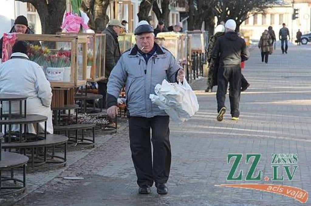 Absolūtais vairākums – 98 procenti – Latvijas ekonomiski aktīvo sieviešu vecumā no 18 līdz 55 gadiem priecātos 8.martā, Starptautiskajā sieviešu dienā, saņemt apsveikumus, ziedus vai kādas citas dāvanas. Jelgavnieki 8.martā parūpējušies,...
Autors: Agris Samcovs