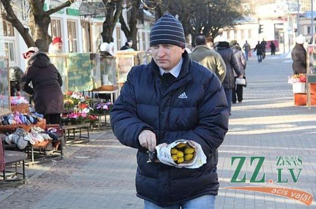 Absolūtais vairākums – 98 procenti – Latvijas ekonomiski aktīvo sieviešu vecumā no 18 līdz 55 gadiem priecātos 8.martā, Starptautiskajā sieviešu dienā, saņemt apsveikumus, ziedus vai kādas citas dāvanas. Jelgavnieki 8.martā parūpējušies,...
Autors: Agris Samcovs