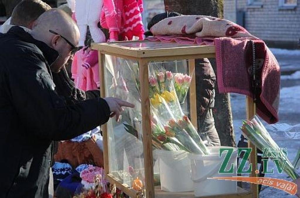 Absolūtais vairākums – 98 procenti – Latvijas ekonomiski aktīvo sieviešu vecumā no 18 līdz 55 gadiem priecātos 8.martā, Starptautiskajā sieviešu dienā, saņemt apsveikumus, ziedus vai kādas citas dāvanas. Jelgavnieki 8.martā parūpējušies,...
Autors: Agris Samcovs