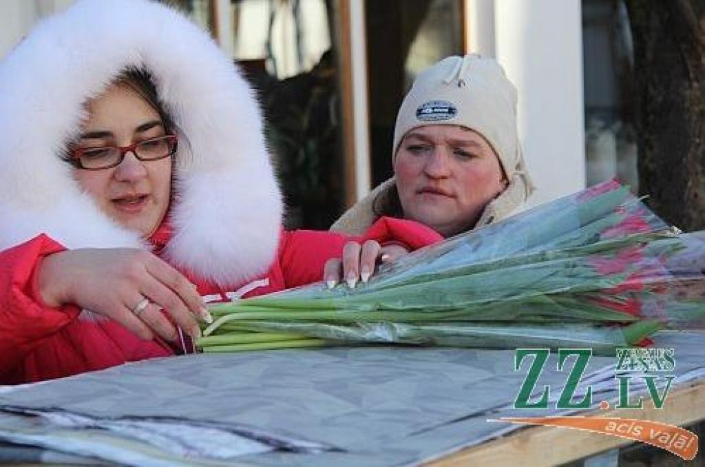 Absolūtais vairākums – 98 procenti – Latvijas ekonomiski aktīvo sieviešu vecumā no 18 līdz 55 gadiem priecātos 8.martā, Starptautiskajā sieviešu dienā, saņemt apsveikumus, ziedus vai kādas citas dāvanas. Jelgavnieki 8.martā parūpējušies,...
Autors: Agris Samcovs