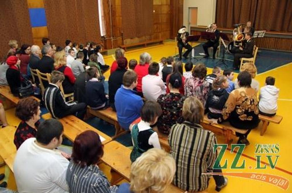 Latvijas Republikas proklamēšanas 95. jubilejas gadā ar īpašu koncertu Jelgavas Speciālajā pamatskolā 5. martā viesojās Nacionālo bruņoto spēku Štāba orķestra mūziķi, kā arī izglītības iestādes ilggadējs sadarbības partneris kontrtenors...