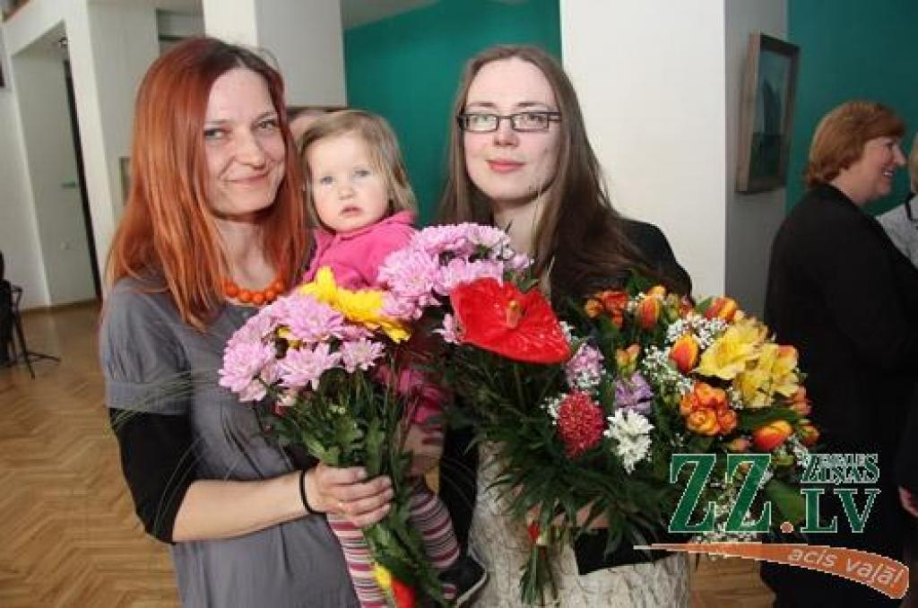Piedaloties Latvijas kara jūrniekiem un pilsētas kultūras, spēka struktūru un pašvaldību darbiniekiem, Jelgavas kultūras namā atklāta gleznotāju Gerdas Stūres un Martas Jurjānes jūras spēkiem veltīta izstāde.
Jūras spēku flotiles...