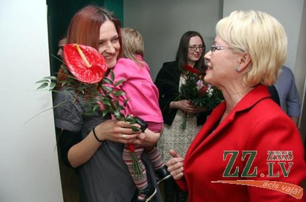 Piedaloties Latvijas kara jūrniekiem un pilsētas kultūras, spēka struktūru un pašvaldību darbiniekiem, Jelgavas kultūras namā atklāta gleznotāju Gerdas Stūres un Martas Jurjānes jūras spēkiem veltīta izstāde.
Jūras spēku flotiles...