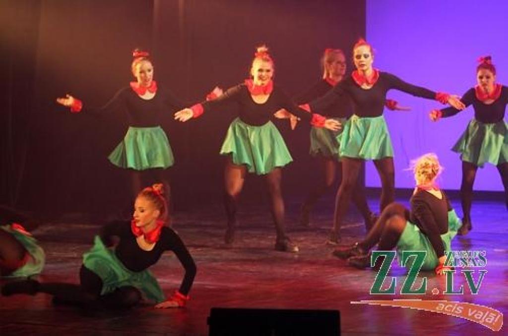 Kultūras namā deju studija «Intriga» aizvadījusi jau 24. sezonas noslēguma koncertu «Uz pirkstgaliem ziedos». Ar šo koncertu «Intrigas» meitenes vēlējās sniegt pavasarīgas sajūtas skatītājiem. Pēc koncerta dejotājas turpina gatavoties...